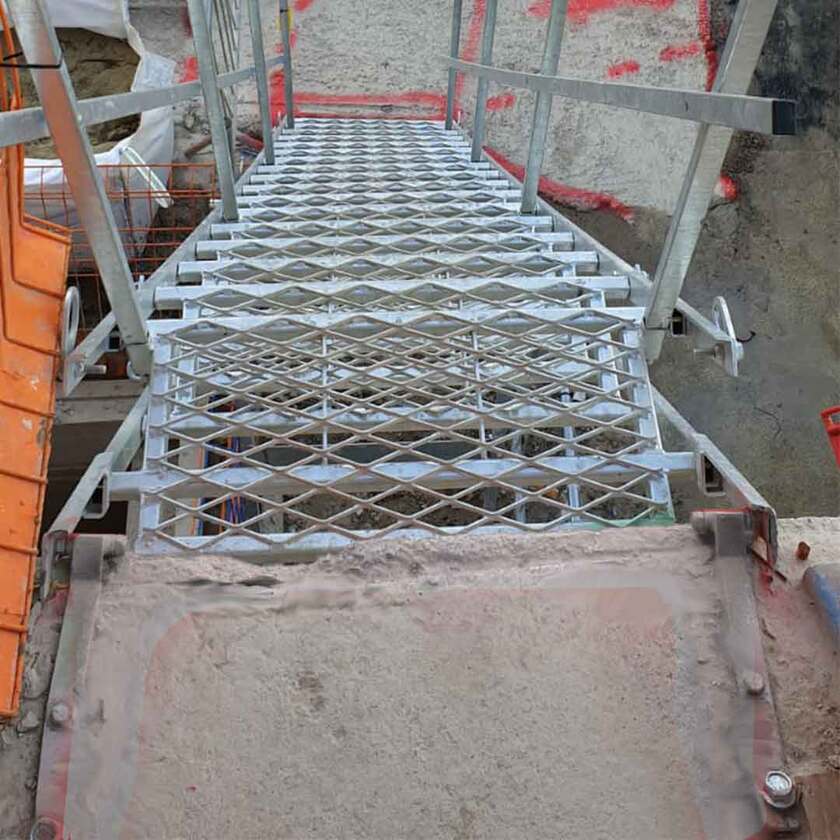 Fäste för ståltrappa på platta