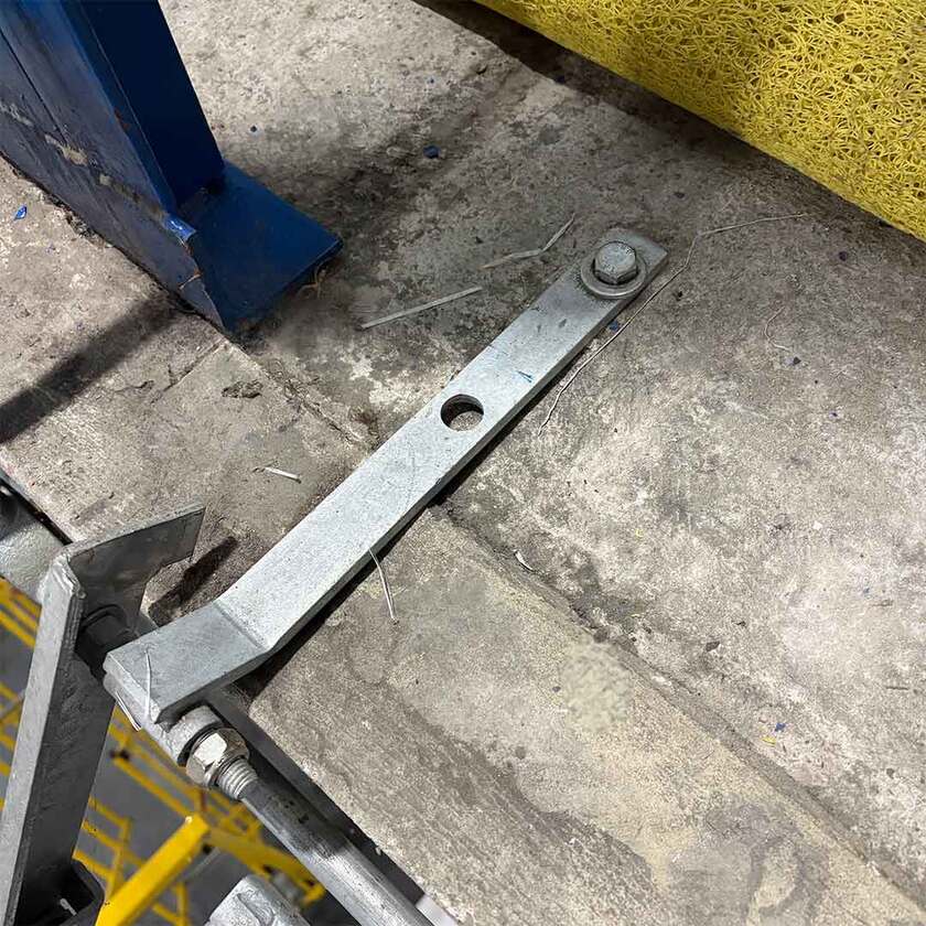 Fäste för ståltrappa på platta